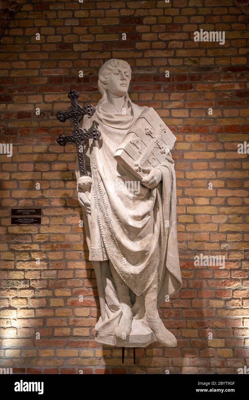 Budapest, Ungheria - 10 febbraio 2020: Statua di pietra del guerriero ungherese all'interno della sala espositiva del Parlamento Foto Stock