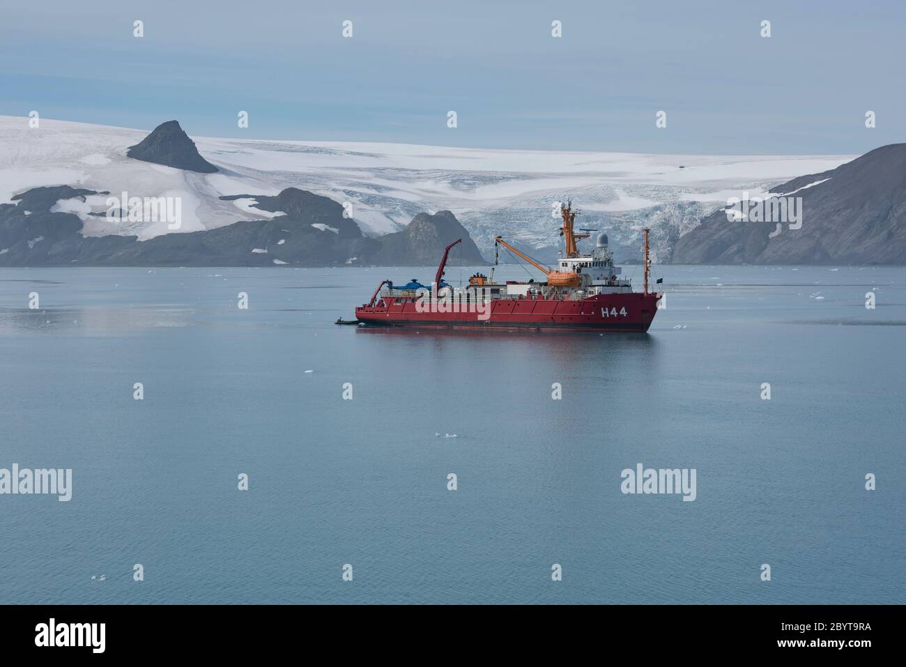 Una nave di ricerca nella baia di Admiralty sull'isola di re George nelle isole del sud di Shetland, Antartide. Foto Stock