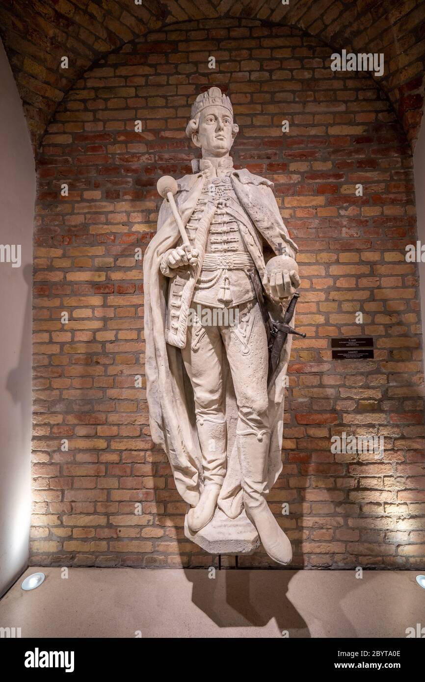 Budapest, Ungheria - 10 febbraio 2020: Statua di pietra del guerriero ungherese all'interno della sala espositiva del Parlamento Foto Stock