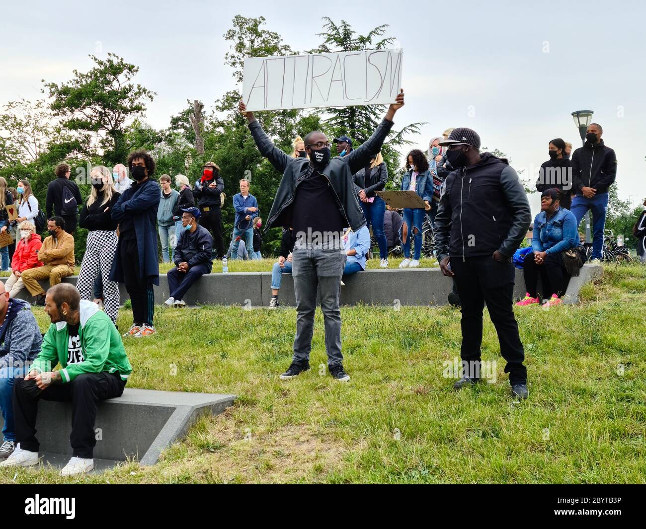 Amsterdam, Paesi Bassi. 10 giugno 2020. Manifestante nero con il segno 'Anti razzismo'. Si stima che 11.500 partecipanti si siano riuniti pacificamente nel Parco Nelson Mandela per la seconda manifestazione di Black Lives Matter ad Amsterdam. Questo incontro è stato organizzato dai residenti del Bijlmer, il distretto con la più grande popolazione di Afro-Dutch ad Amsterdam. Per decenni i membri della comunità nera del Bijlmer sono stati vittime di discriminazioni, repressione e razzismo. Credit: Steppeland/Alamy Live News Foto Stock