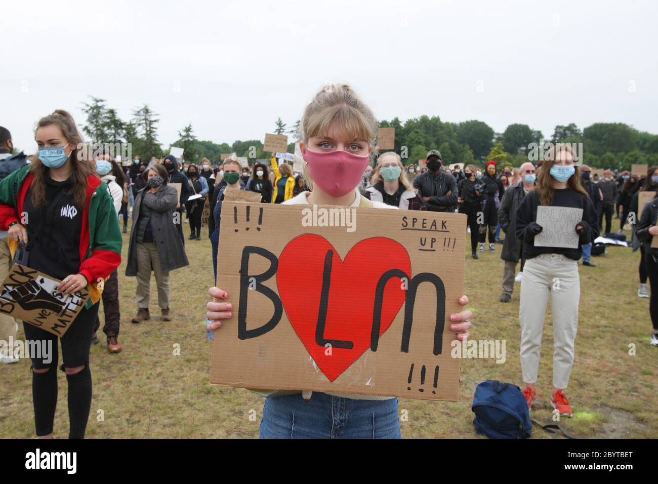 Migliaia di persone riunite durante Black Lives sono una protesta pacifica contro il razzismo e la violenza della polizia al Nelson Mandela Park nel Bijlmer d Foto Stock