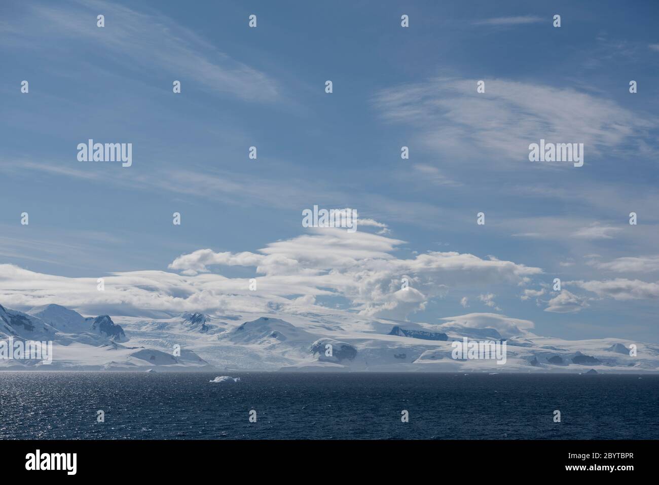 Vista sullo stretto di Gerlache fino all'isola di Brabant nell'arcipelago di Palmer, Antartide. Foto Stock