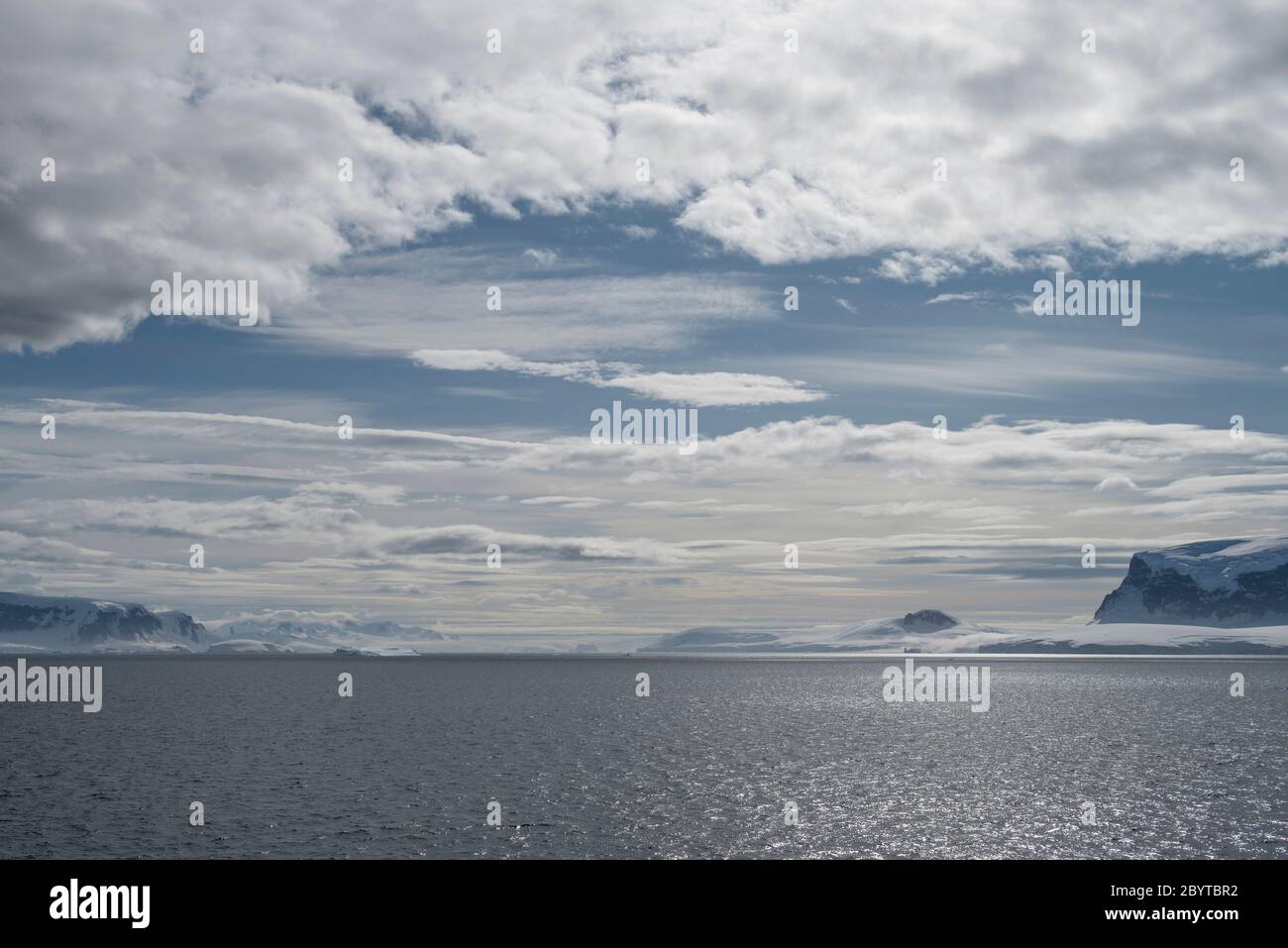 Vista sullo stretto di Gerlache fino al canale di Schollaert nell'Arcipelago di Palmer, Antartide. Foto Stock