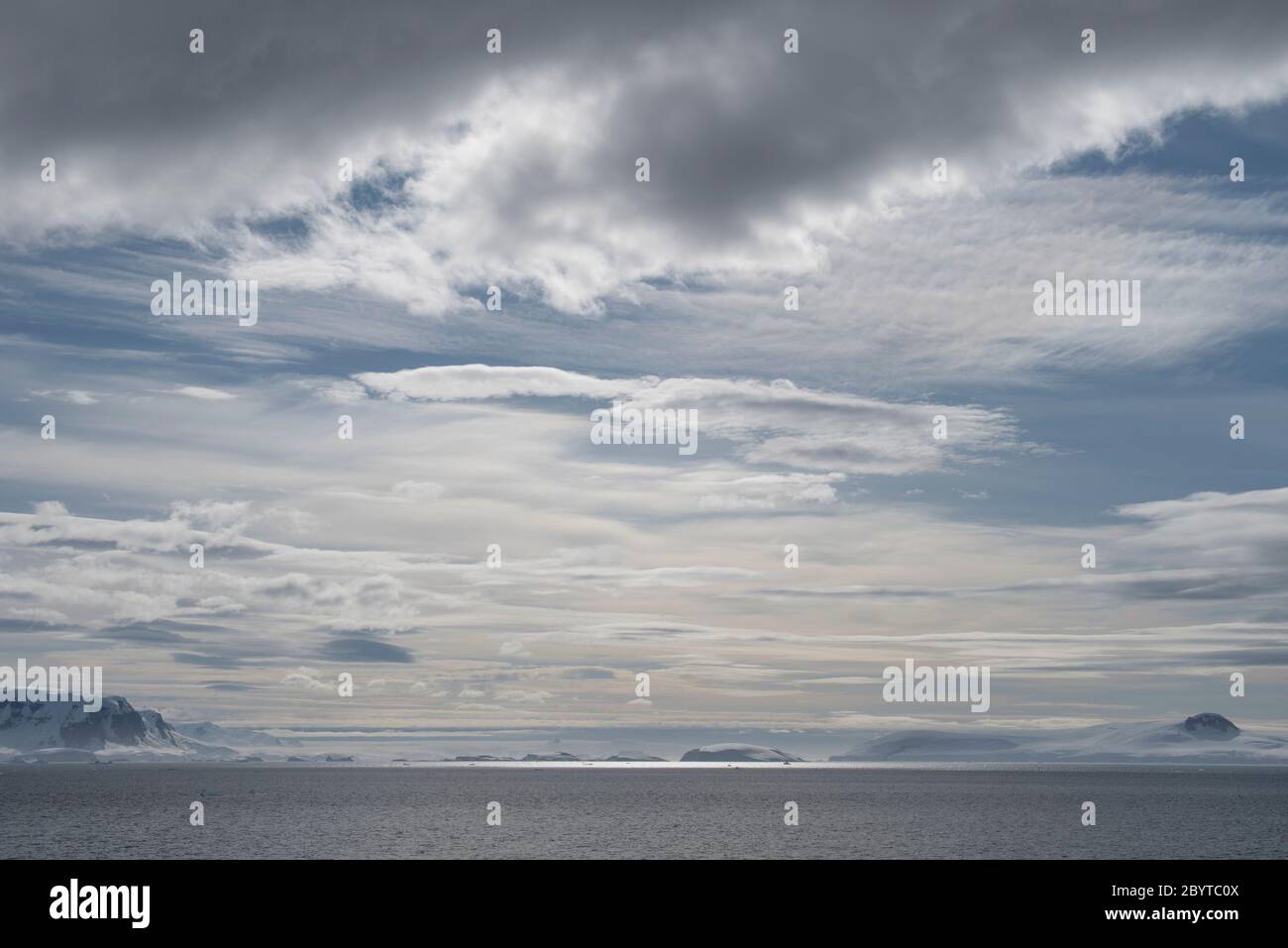 Vista sullo stretto di Gerlache fino all'isola di Brabant nell'arcipelago di Palmer, Antartide. Foto Stock