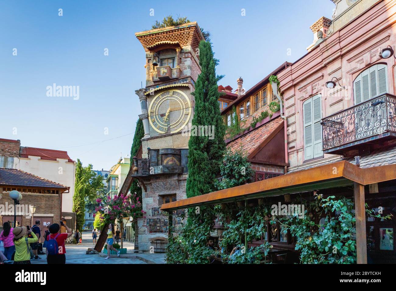 Tbilisi, Georgia - 2019 agosto: Torre dell'orologio Tbilisi pendente e visitatori, punto di riferimento nel centro della città di Tbilisi, Georgia. Foto Stock