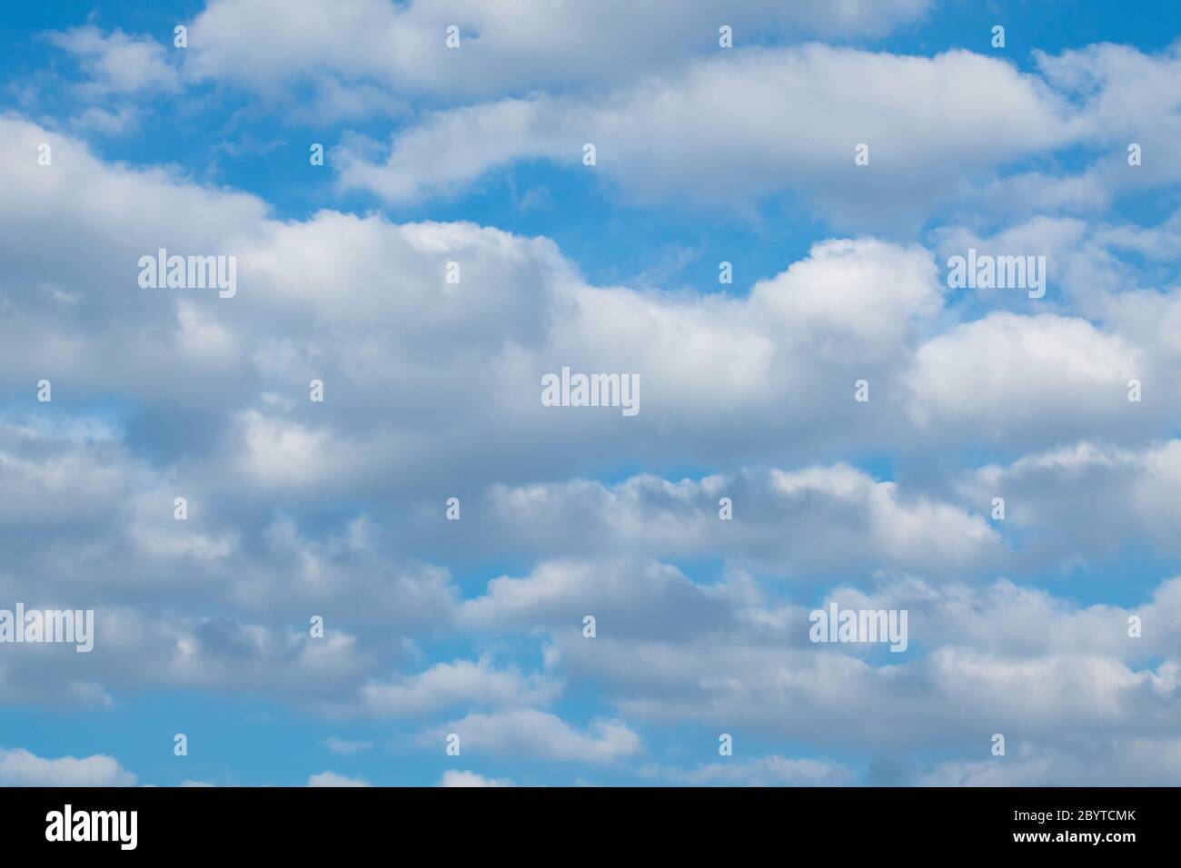 Nuvole bianche soffici su sfondo azzurro luminoso e soleggiato. Armonia naturale del cielo Foto Stock