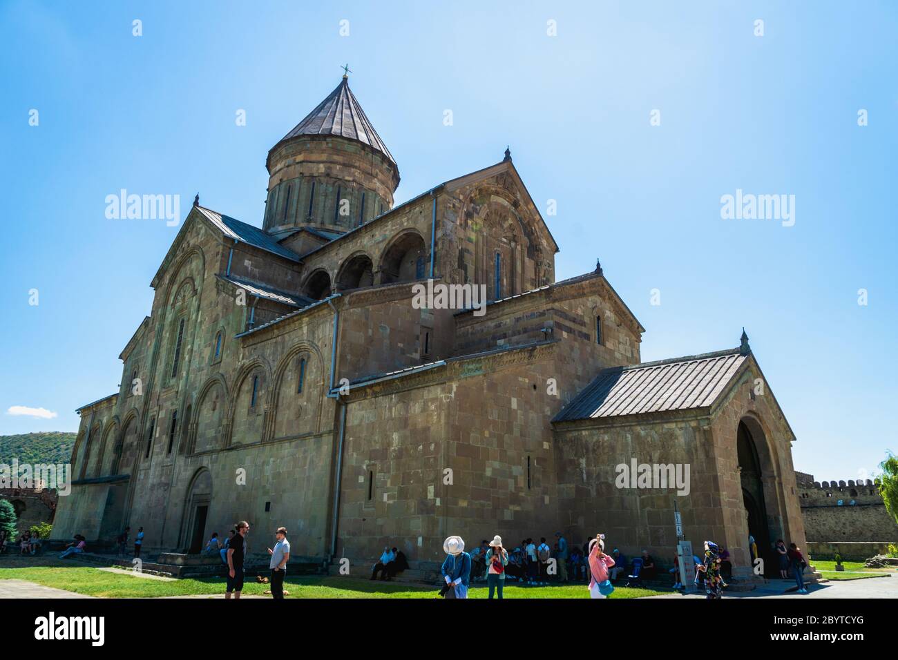 Mtskheta, Georgia - Agosto 2019: Cattedrale di Svetitskhoveli di Mtskheta, Georgia e visitatori. Si tratta di un Orientale cattedrale ortodossa Foto Stock