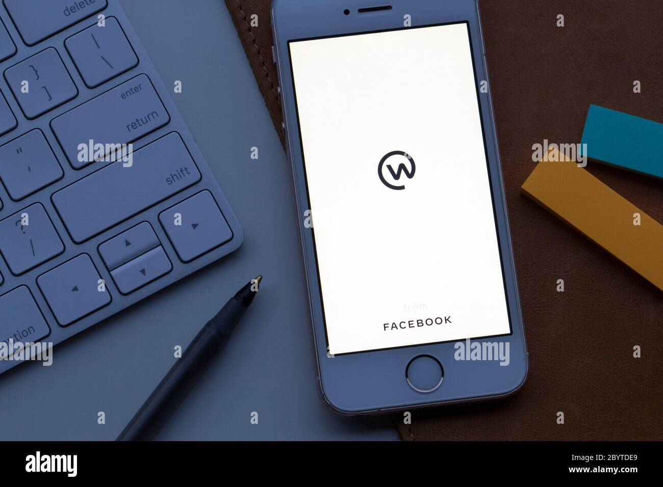 L'icona dell'app di comunicazione team di Facebook Workplace viene visualizzata su uno smartphone. Foto Stock
