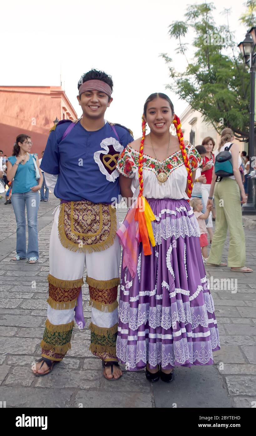 Uomo e donna in costume regionale, Oaxaca, Messico Foto Stock