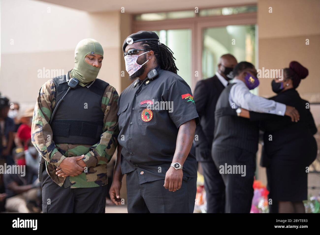 I membri della festa della Nuova Pantera Nera sorvegliano l'ingresso della Chiesa della Fontana di Lode nella periferia di Houston per i funerali privati di George Floyd. La morte di Floyd, ucciso a fine maggio da un poliziotto bianco, ha scatenato proteste in tutto il mondo contro il razzismo e la brutalità della polizia. Foto Stock