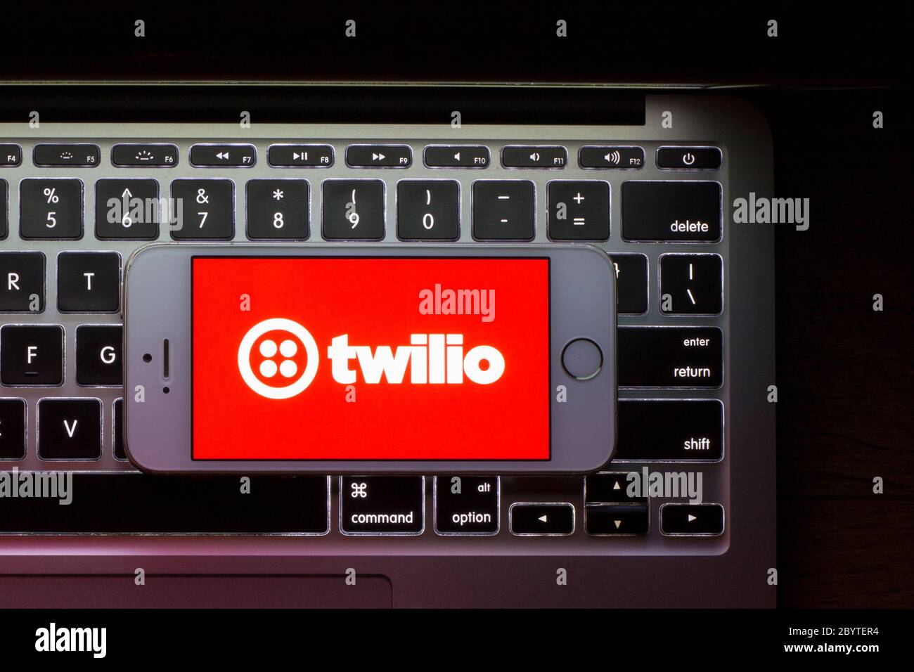 Il logo Twilio è visibile su uno smartphone. Twilio è una piattaforma di comunicazione cloud come società di servizi con sede a San Francisco, California. Foto Stock