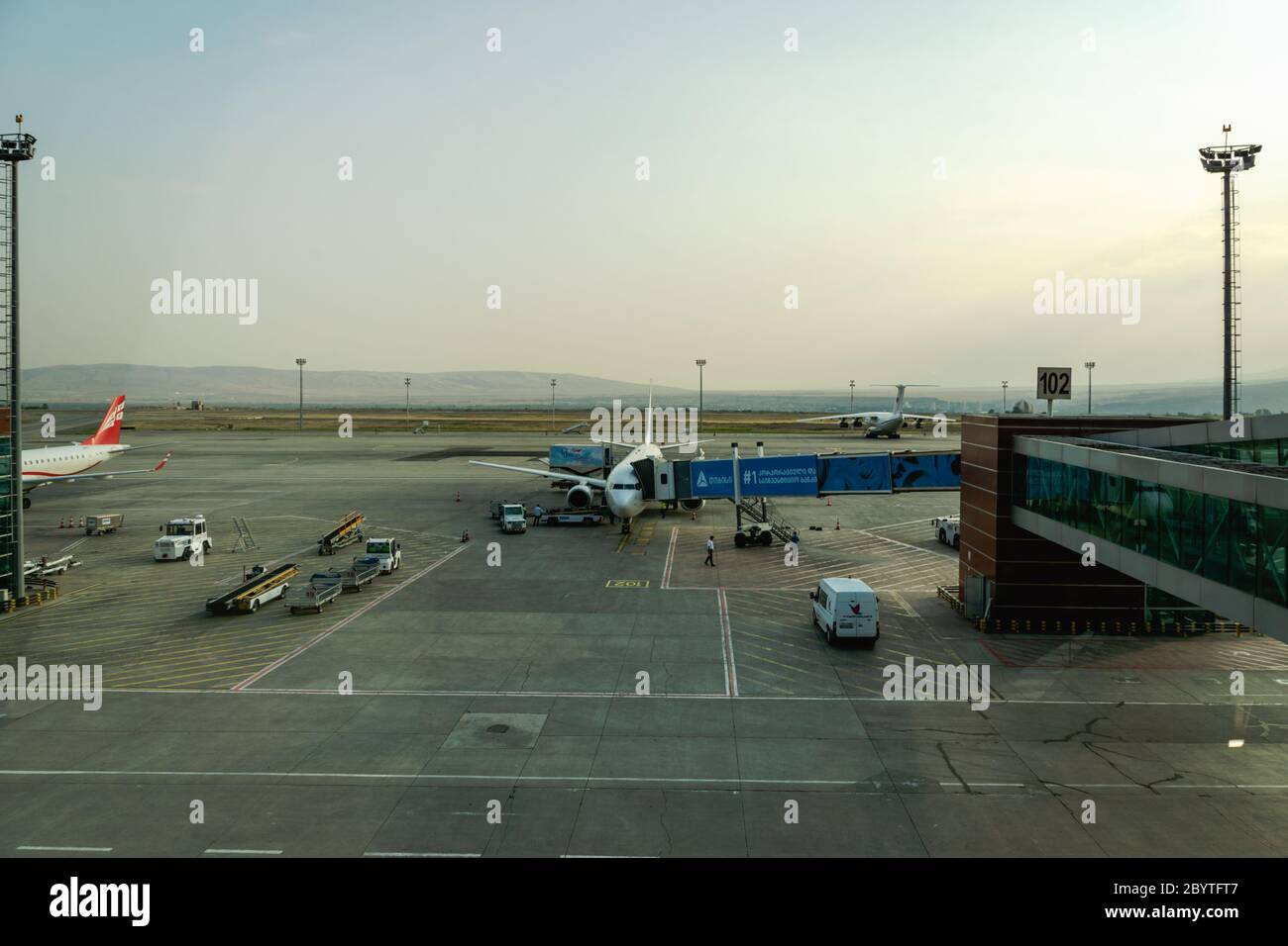 Tbilisi, Geogia - 2019 agosto: Pista dell'aeroporto di Tbilisi in Georgia. L'aeroporto internazionale di Tbilisi è il più grande aeroporto della Georgia. Foto Stock