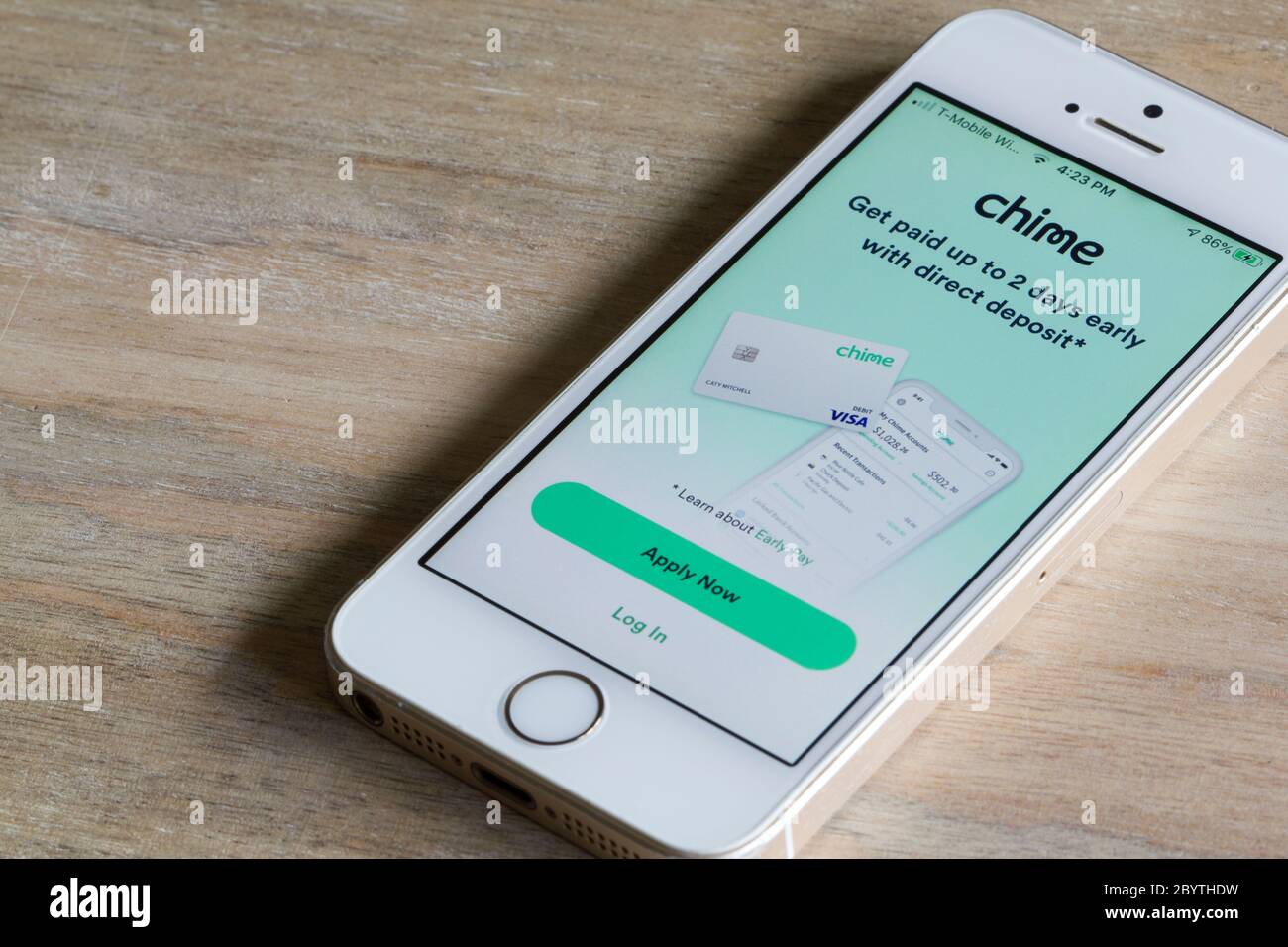 La pagina di accesso dell'app di Chime viene visualizzata su un iPhone. Jingle è una società americana che fornisce servizi finanziari tramite un'app mobile. Foto Stock