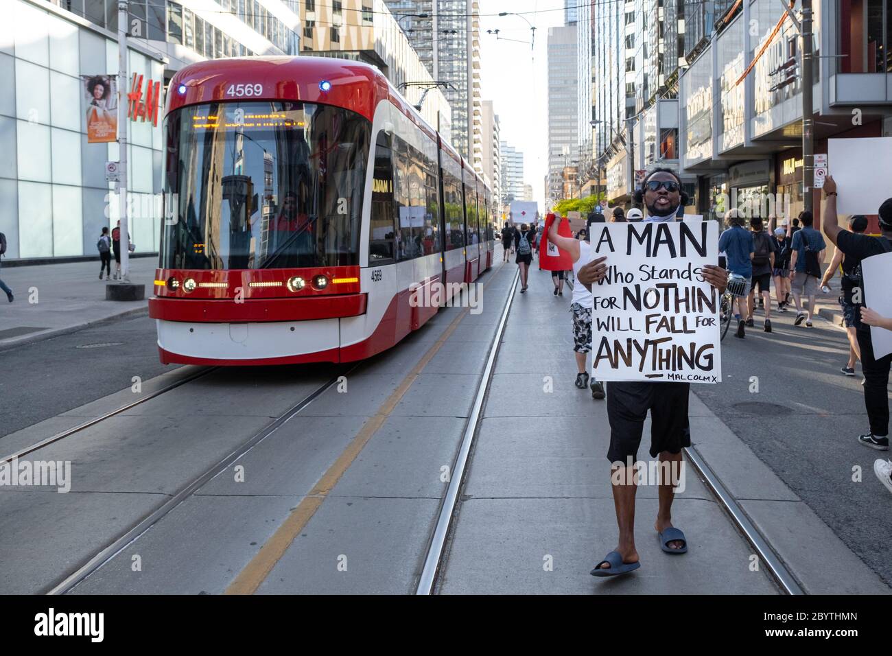 Un protester cita Malcolm X durante una protesta Black Lives Matter a Toronto, Ontario. Foto Stock