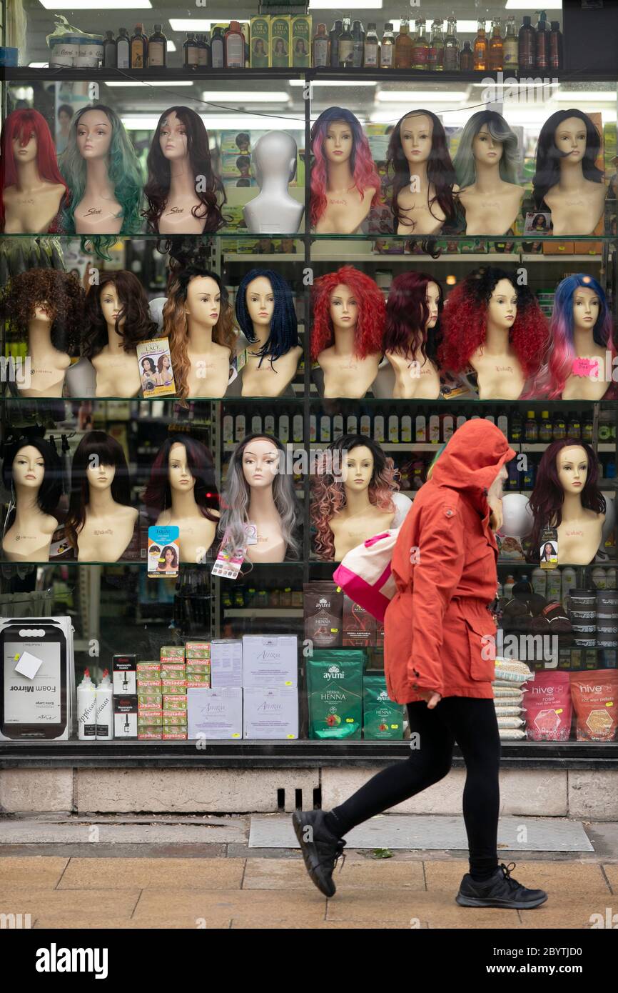 Manchester, Regno Unito. 10 Giugno 2020. I parrucche e i prodotti di bellezza sono visti per la vendita in una vetrina nel quartiere Nord, Manchester, Regno Unito. Credito: Jon Supe Foto Stock