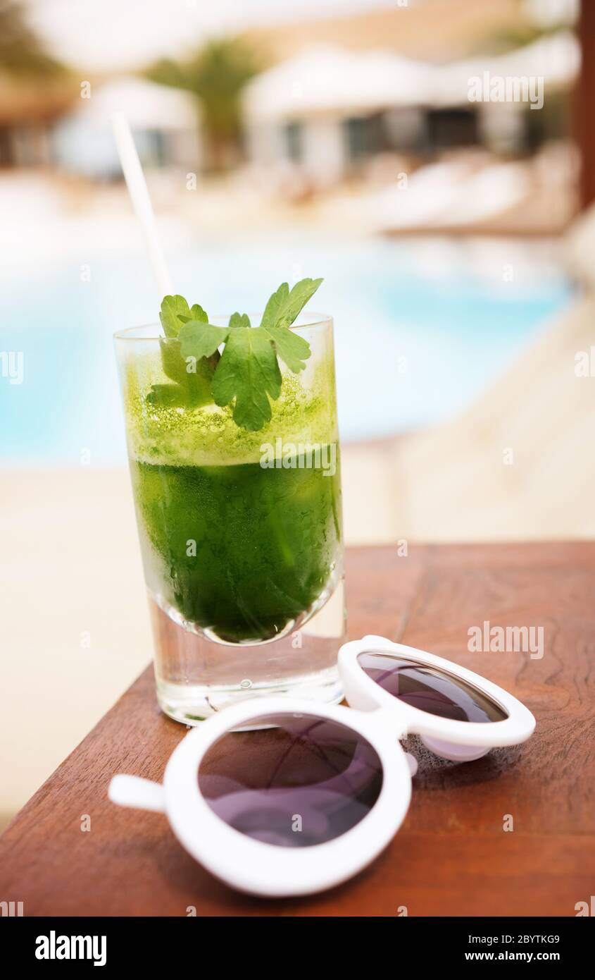 Sunglass e gustosi cocktail detox accanto alla piscina Foto Stock