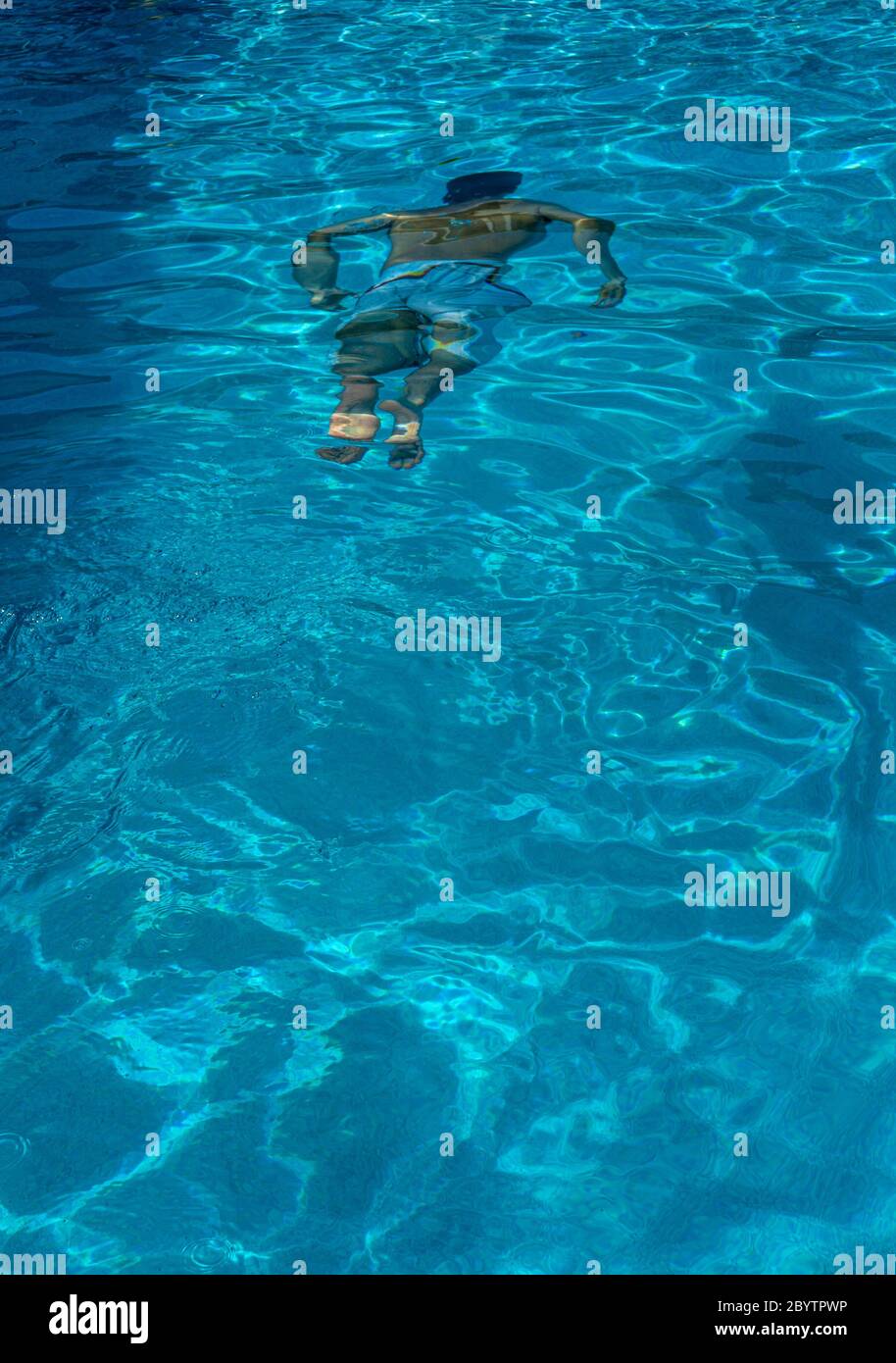 Vista dall'alto di un uomo che nuota sott'acqua in una piscina coperta Foto Stock