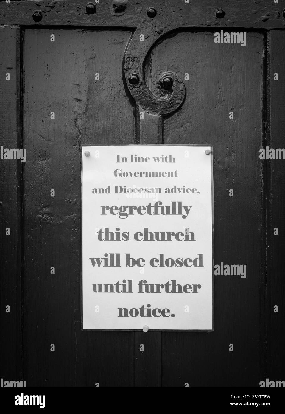 porta della chiesa bianca e nera chiusa coronavirus covid pandemic Foto Stock