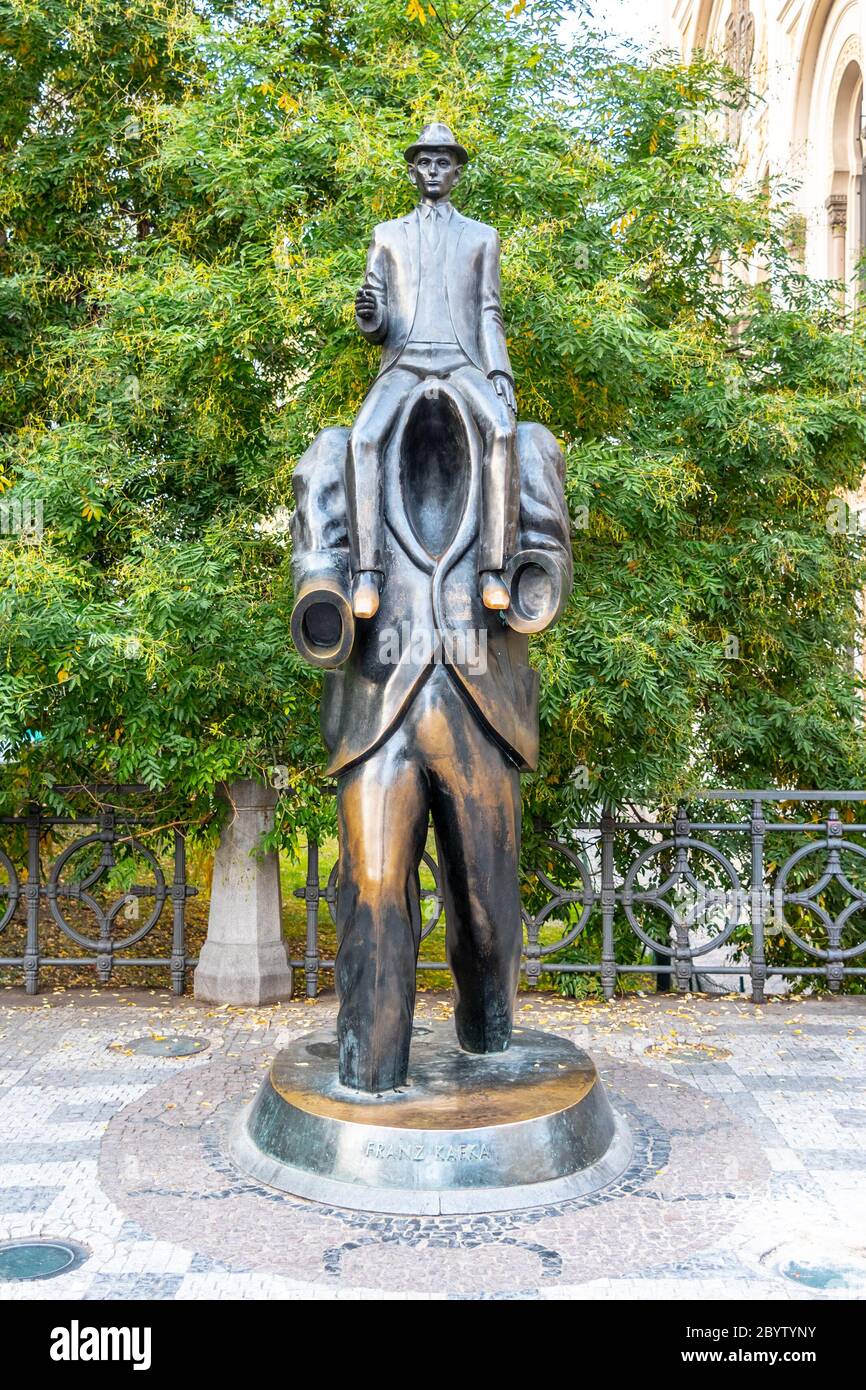 PRAGA, REPUBBLICA CECA - 17 OTTOBRE 2018: Memoriale di Franz Kafka. Scultura insolita nel quartiere ebraico, Praga, Repubblica Ceca Foto Stock