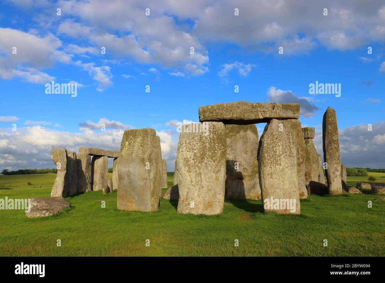 Stonehenge è un monumento preistorico e una delle meraviglie del mondo. Si trova a Salisbury, Wiltshire. Foto Stock