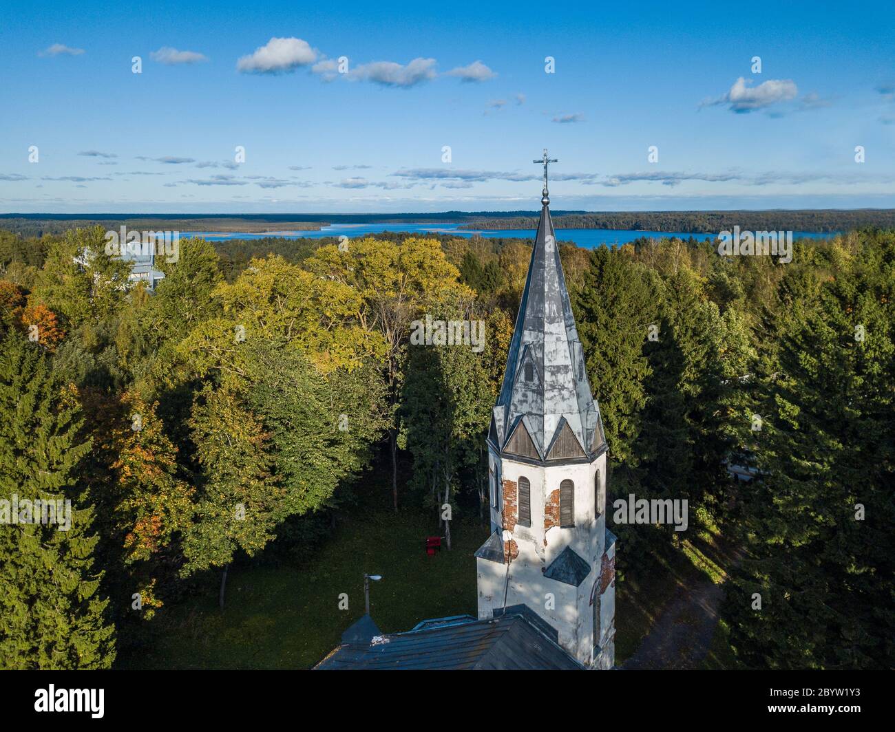 vista aerea di un tempio cattolico abbandonato Foto Stock