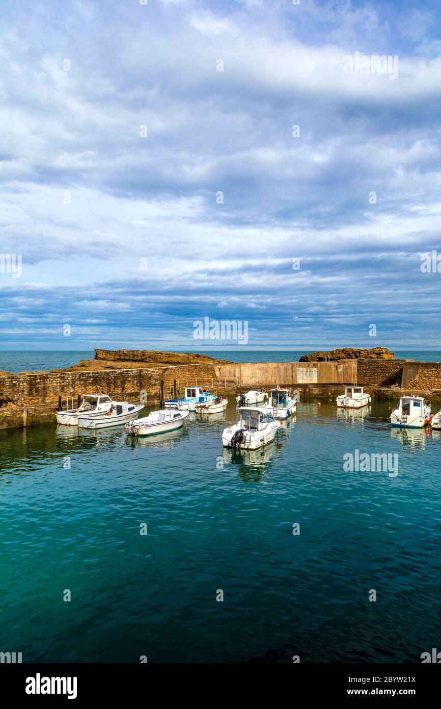 Piccolo porto di pescatori di charme le Port des Pêcheurs, barche da pesca ancorate al mare, Biarritz, Francia Foto Stock