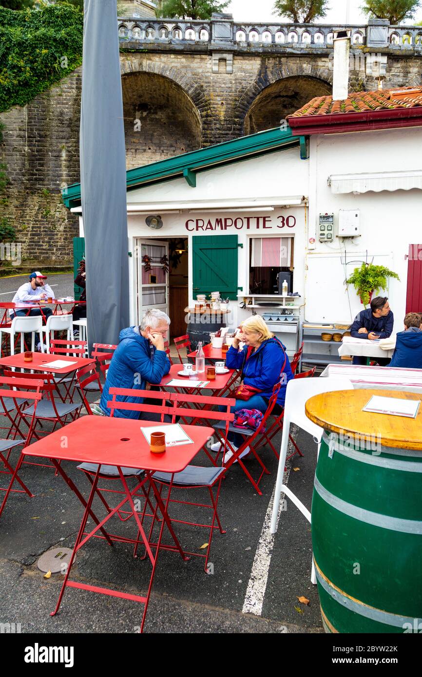 Si può cenare all'aperto presso i ristoranti del porto di pescatori le Port des Pêcheurs, Biarritz, Francia Foto Stock