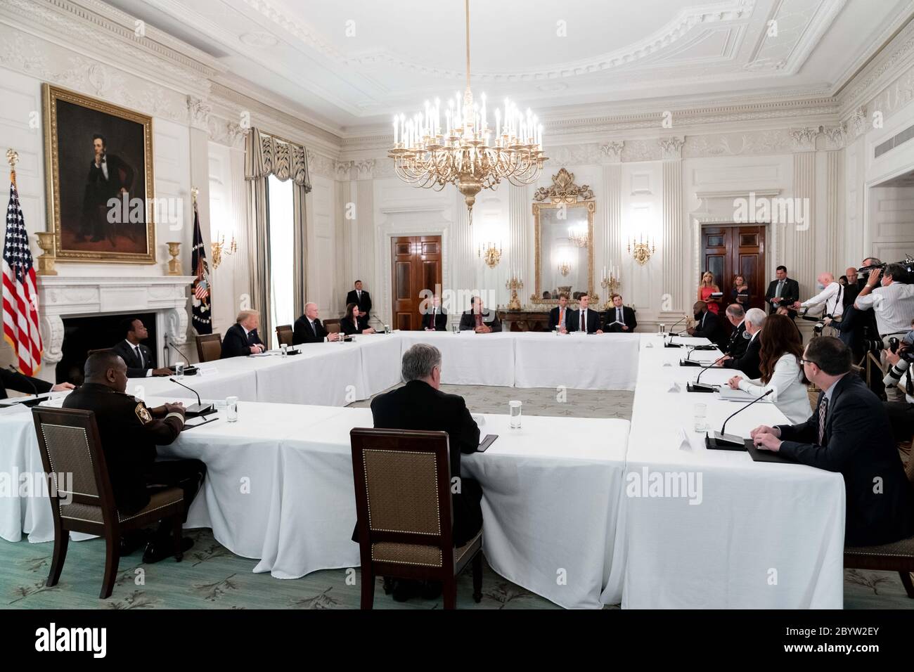 Il presidente degli Stati Uniti Donald Trump, a sinistra, ascolta le osservazioni durante una tavola rotonda con le forze dell'ordine nella Sala da pranzo dello Stato della Casa Bianca 8 giugno 2020 a Washington, D.C. durante l'evento, Trump ha sostenuto la polizia sulle proteste in corso per la materia Black Lives che hanno spazzato la nazione. Foto Stock