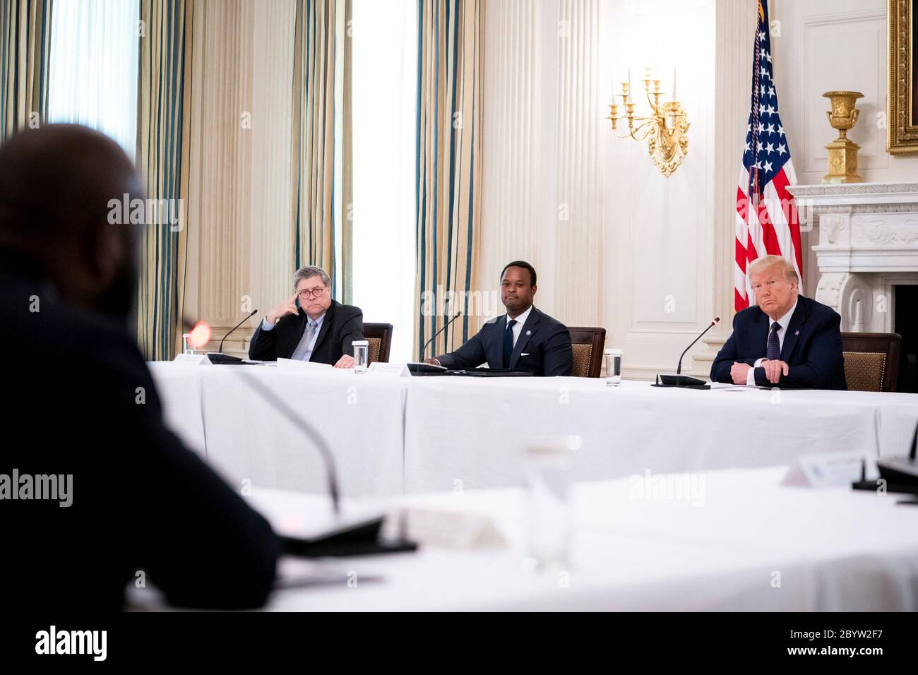 Il presidente degli Stati Uniti Donald Trump, al centro, ascolta le osservazioni durante una tavola rotonda con le forze dell'ordine nella Sala da pranzo dello Stato della Casa Bianca 8 giugno 2020 a Washington, D.C. durante l'evento, Trump ha sostenuto la polizia sulle proteste in corso per la materia Black Lives che hanno spazzato la nazione. Foto Stock