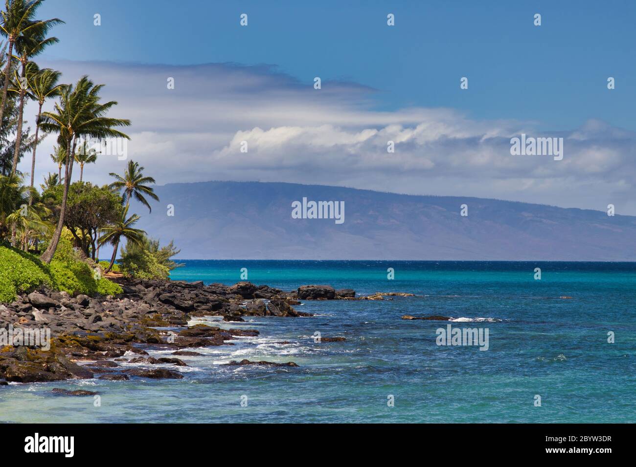 Tropicale, vista sull'oceano acquamarina da Maui a Lanai in lontananza. Foto Stock
