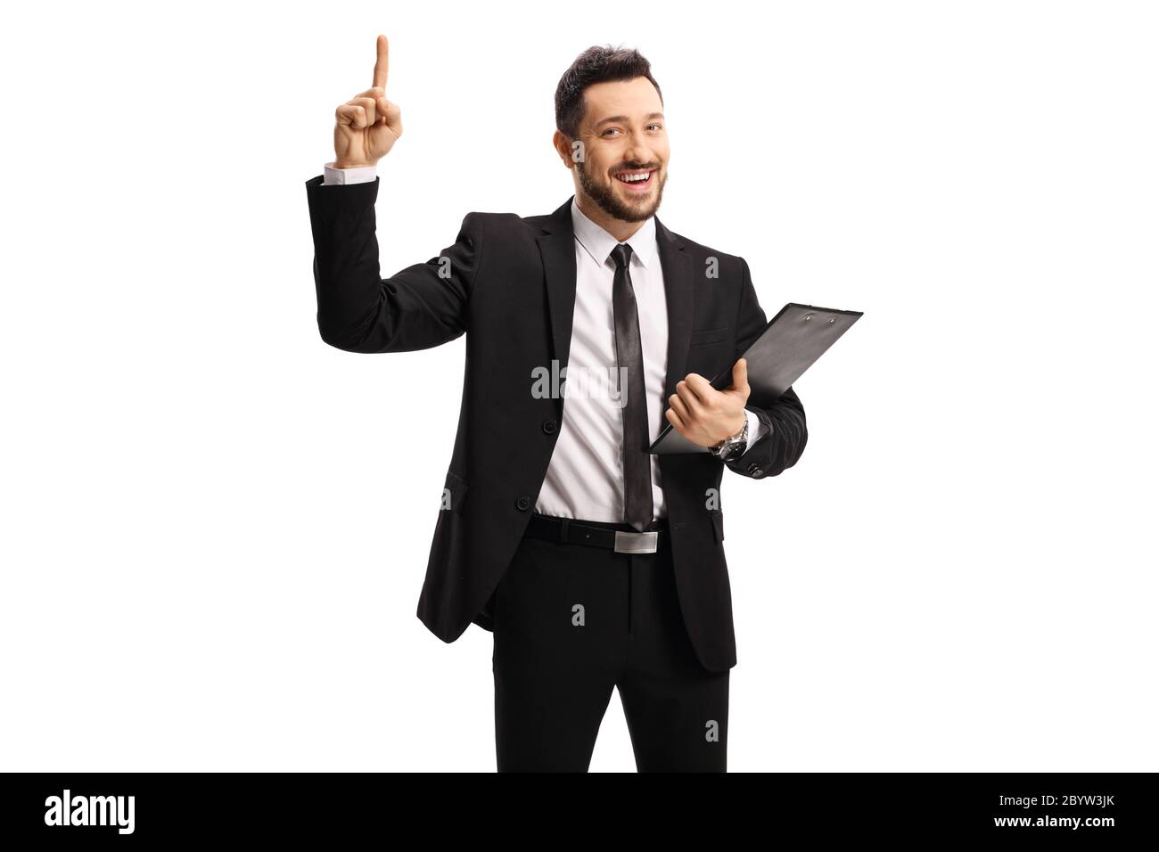 Uomo d'affari che tiene una clipboard con un documento e che punta in su isolato su sfondo bianco Foto Stock