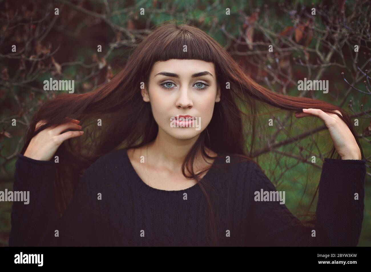 Giovane donna con bei capelli lunghi . Ritratto invernale all'aperto Foto Stock