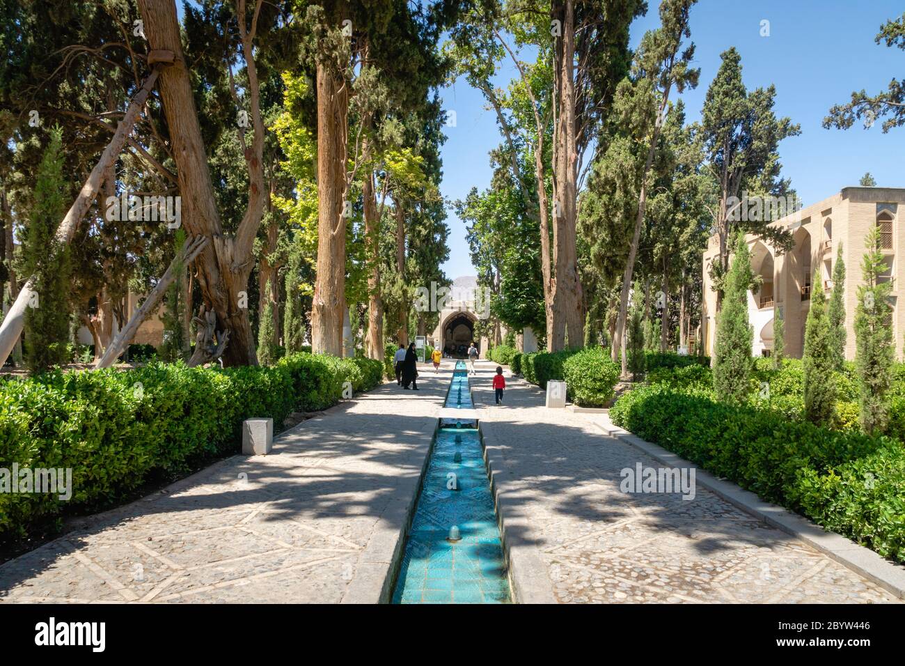 Kashan, Iran - Giugno 2018: Fin Garden in Kashan, Iran e visitatori - fin Garden è uno dei giardini reali più famosi in Iran. Foto Stock