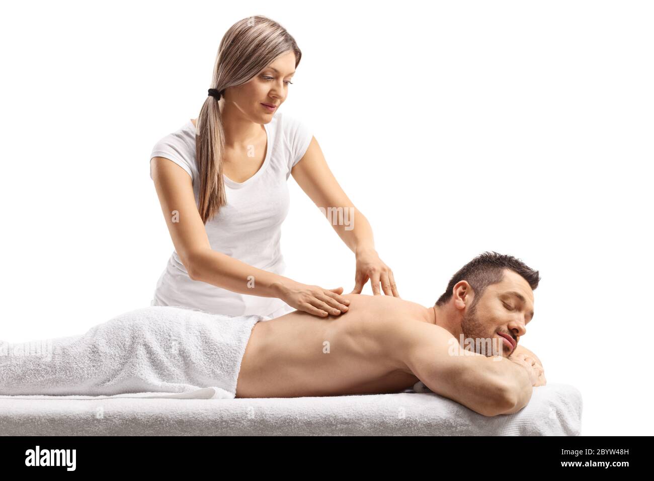 Uomo che si gode un massaggio alla schiena da parte di una terapista massaggiante femminile isolato su sfondo bianco Foto Stock