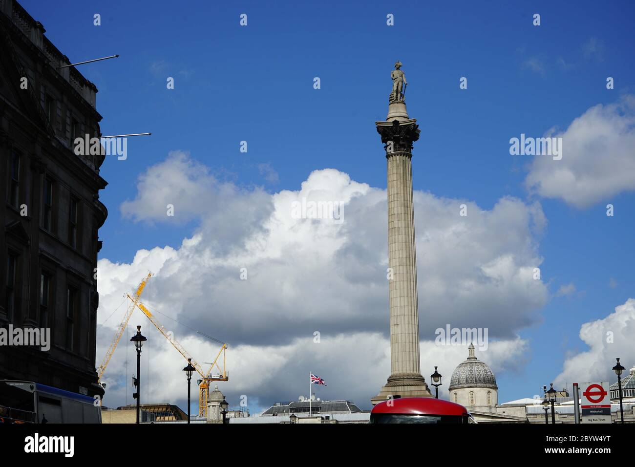 Un monumento progettato dall architetto William Railton nel 1838. Il Nelson's colonna in Trafalgar Square, London Inghilterra England Foto Stock