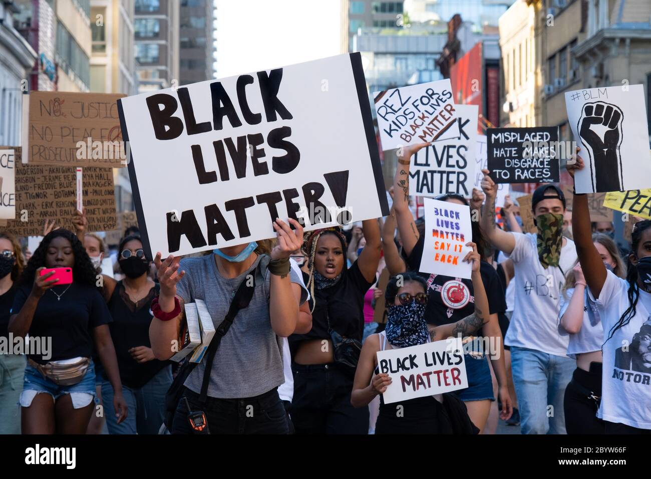 I sostenitori della Black Lives Matter attraversano il centro di Toronto dopo la morte di Regis Korchinski-Paquet e George Floyd. Foto Stock