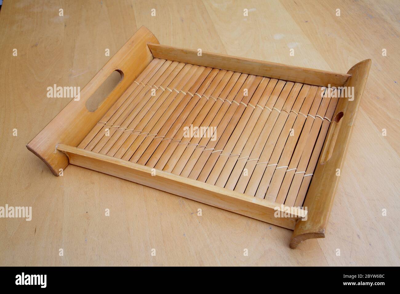 Vassoio di servizio in legno Foto Stock