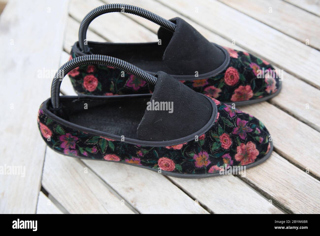 Coppia di pantofole in velluto Foto Stock