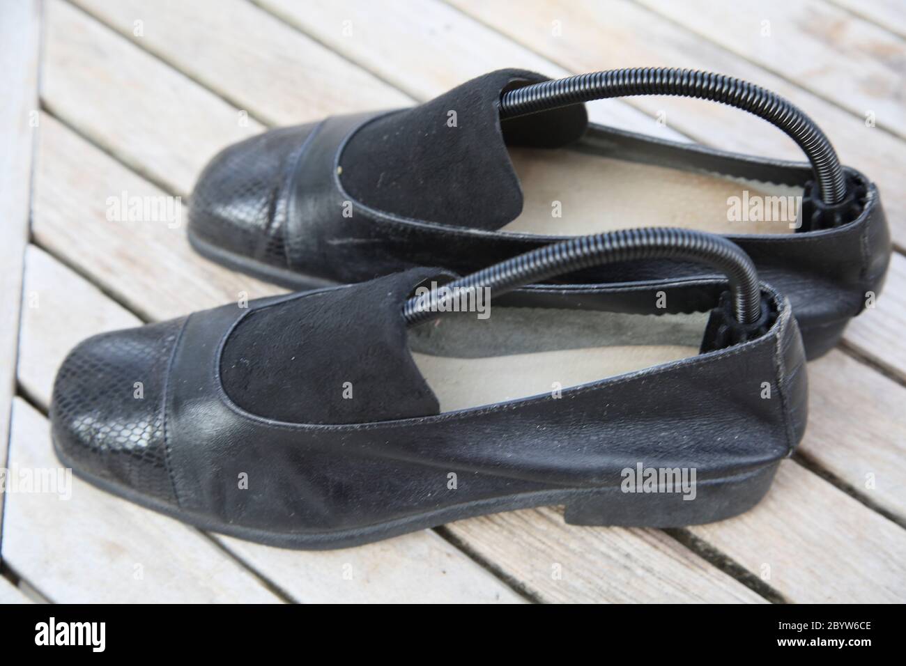 Paio di scarpe slip-on in pelle nera Foto Stock