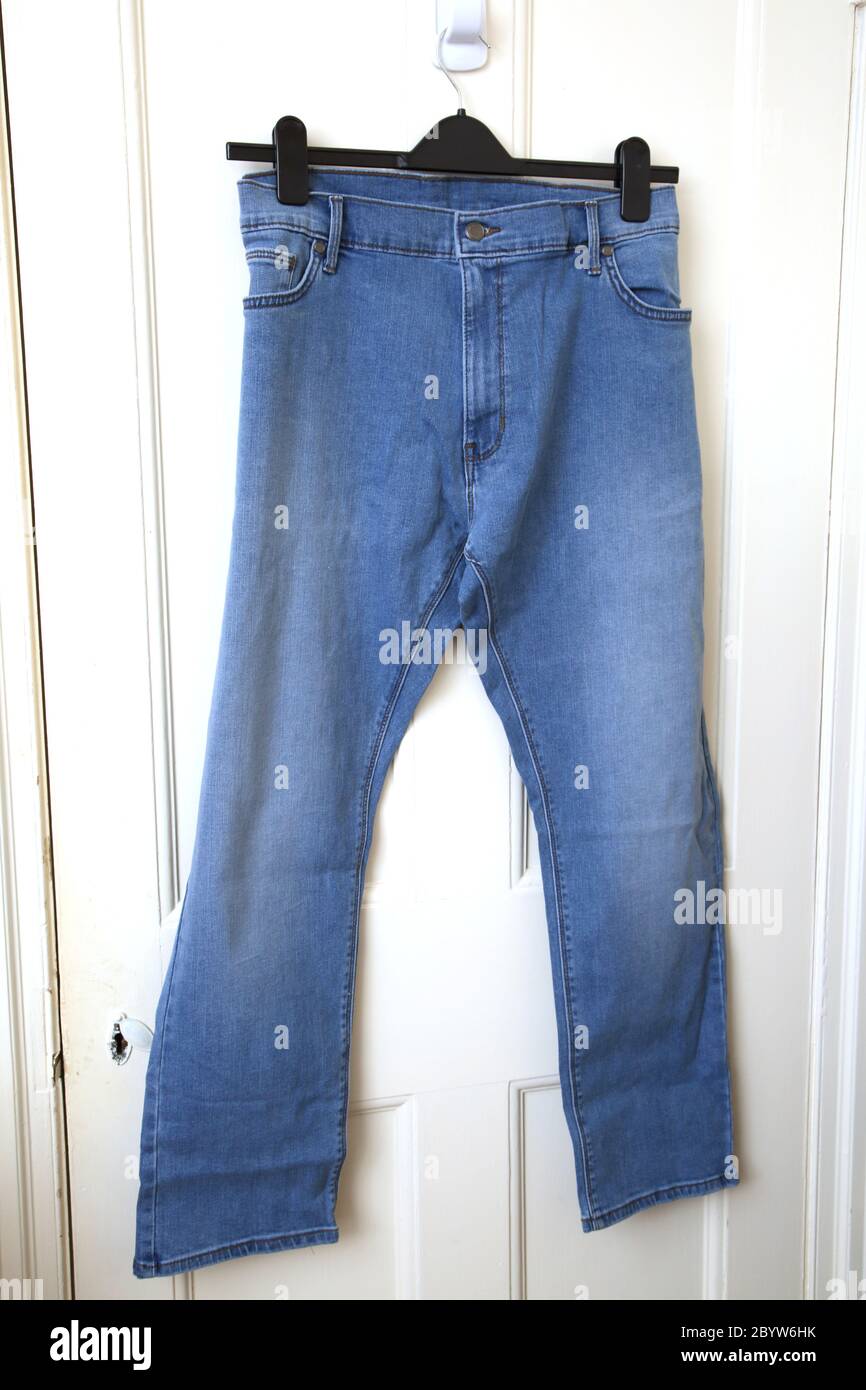 Un paio di Blue Jeans appesi alla porta Foto Stock