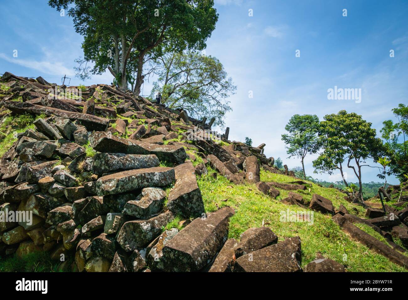 Gunung Padang Megalitic Site a Cianjur, isola di Giava, Indonesia. Gunung Padang è il più grande sito megalitico in tutta l'Asia sudorientale. Foto Stock