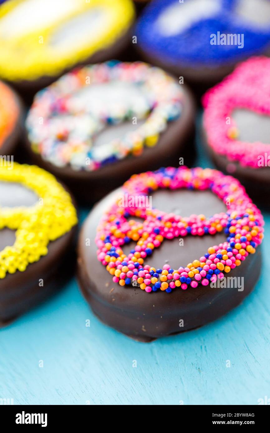 Oreos ricoperti di cioccolato Foto Stock