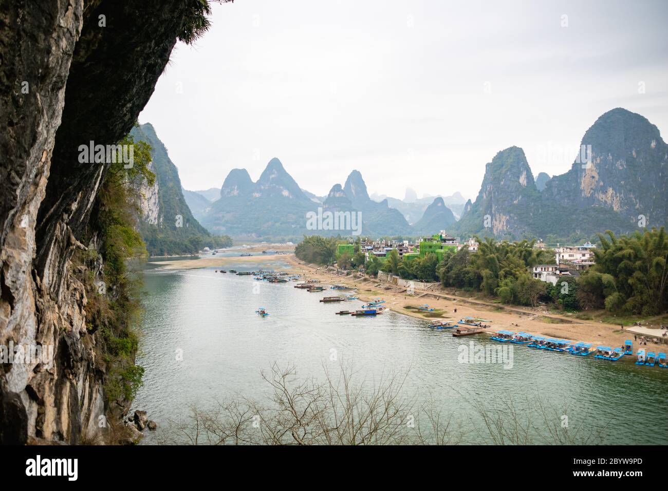 La vista del fiume li e le montagne / colline carsiche e le navi da crociera a Yangshuo, Guangxi, Cina, una delle destinazioni turistiche più popolari della Cina. Foto Stock