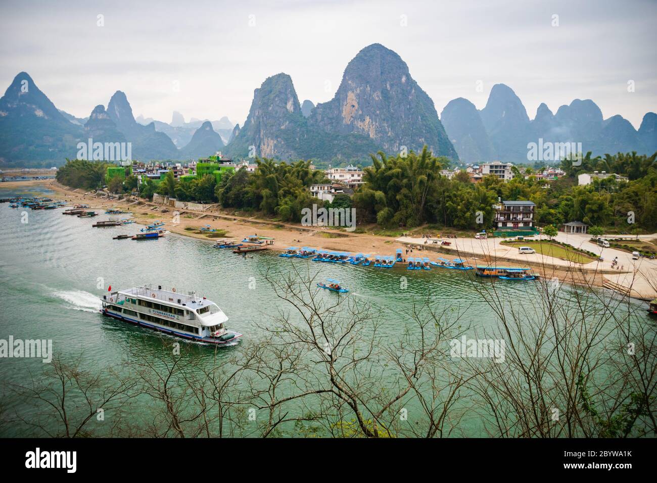 La vista del fiume li e le montagne / colline carsiche e le navi da crociera a Yangshuo, Guangxi, Cina, una delle destinazioni turistiche più popolari della Cina. Foto Stock