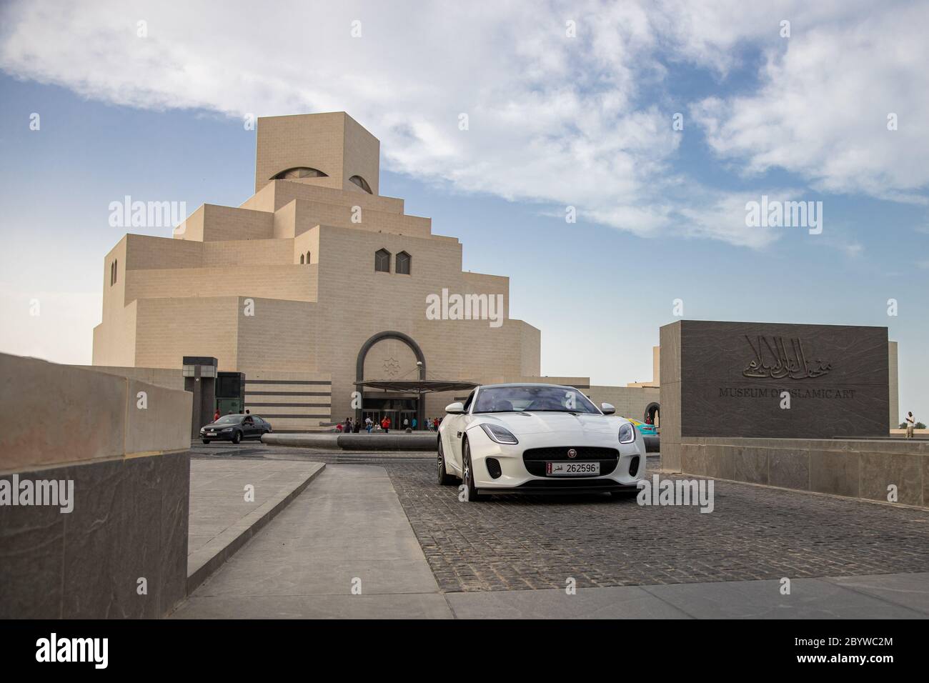 Auto sportiva Jaguar F-Type V8S Convertibile Bianco su Doha Road Foto Stock
