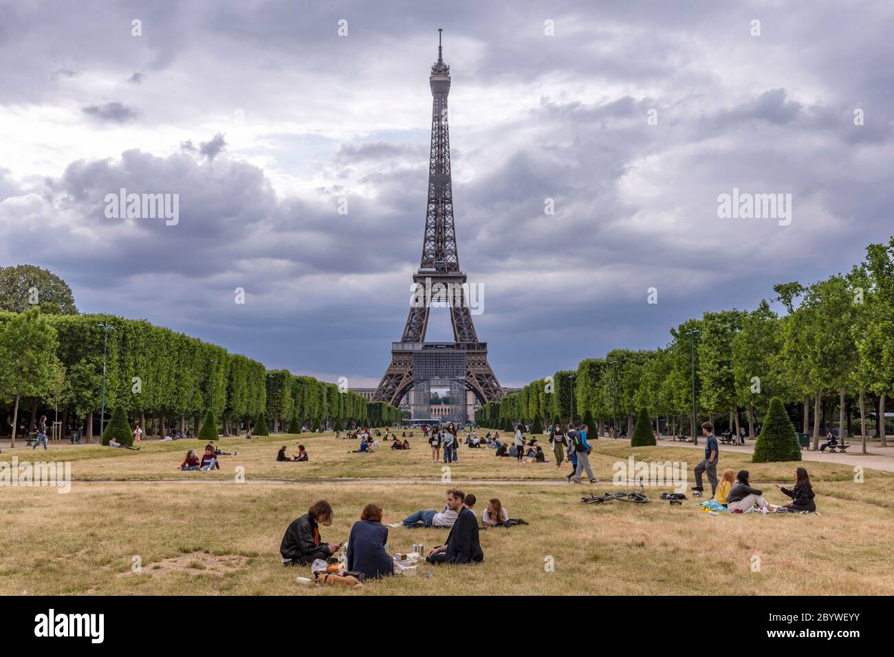 Parigi, Francia - 10 giugno 2020: I parigini tornano a rilassarsi sui prati degli Champs de Mars di fronte alla Torre Eiffel dopo il blocco dovuto alla covid-1 Foto Stock