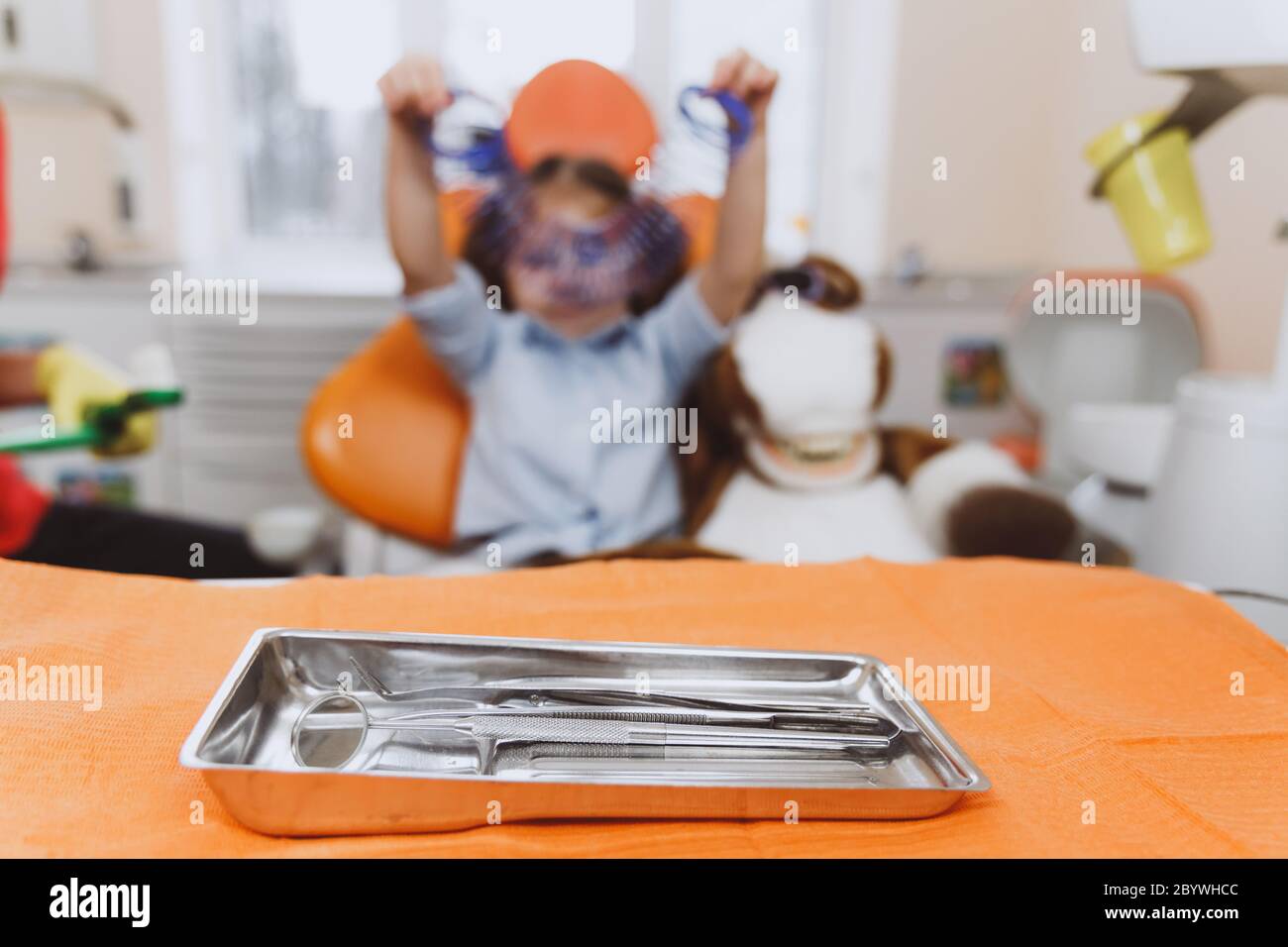 Strumenti dentistici vicino al paziente più piccolo Foto Stock
