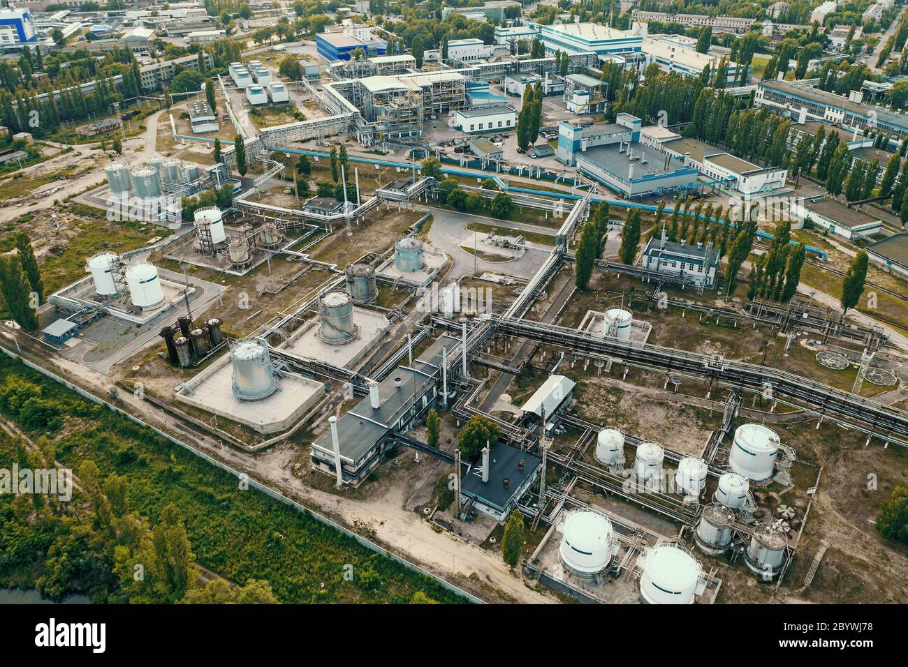 Serbatoi chimici immagazzini in fabbrica industriale petrolchimica, vista aerea dal drone, toned Foto Stock
