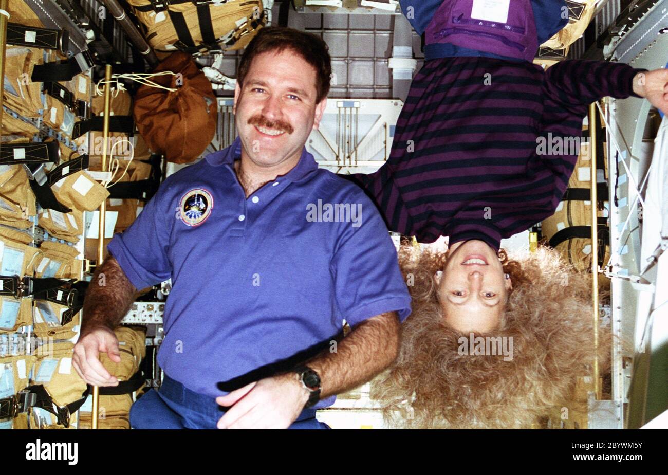 (12-22 gennaio 1997) --- all'inizio della parte della missione durante la quale lo Space Shuttle Atlantis era attraccato con la Stazione spaziale Mir della Russia, i doveri imminenti sembrano avere Marsha S. Ivins topsy-turvy. Nella foto del nuovo modulo doppio (DM) di Spacehab, gli astronauti Ivins e John M. Grunsfeld sono stati coinvolti nel trasferimento delle forniture da Atlantis a Mir. Foto Stock