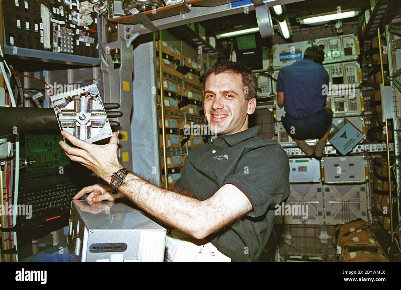 (12-22 gennaio 1997) --- Astronauta Peter J. K. (Jeff) Wisoff al biorack nel Double Module (DM) Spacehab controlla un esperimento botanico, a bordo dello Space Shuttle Atlantis, durante la missione di attracco di Atlantide e della Stazione spaziale Mir della Russia. Foto Stock